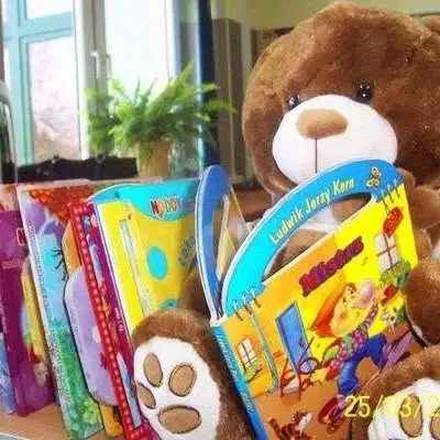 XII Noc Bibliotek w Miączynie: seniorzy zagrali w spektaklu „Aferka w Miączynie, czyli TikTok na zapiecku”