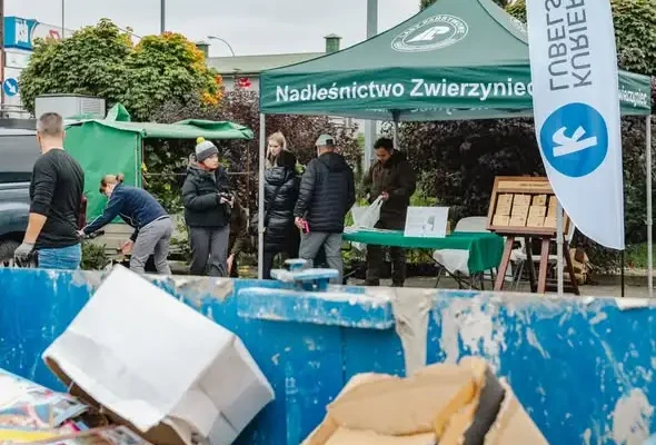 Zamość: „Drzewko za surowce wtórne” przy Galerii Twierdza – mieszkańcy wymieniali makulaturę na sadzonki