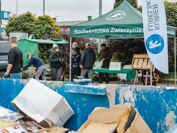 Zamość: „Drzewko za surowce wtórne” przy Galerii Twierdza – mieszkańcy wymieniali makulaturę na sadzonki