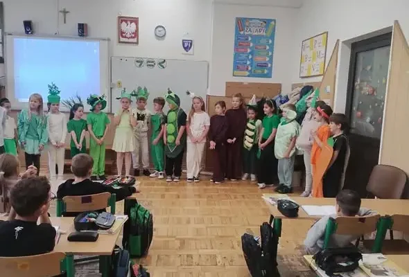 Drugoklasiści z klasy 2a wystawili „Na straganie” dla pierwszaków