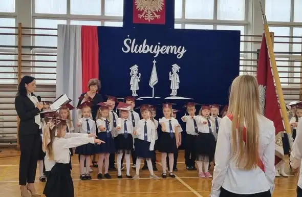Ślubowanie pierwszaków w Szczebrzeszynie z udziałem dyrektor biblioteki