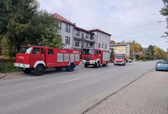 Gminne ćwiczenia pożarnicze w Trzesinach: strażacy sprawdzili zaopatrzenie wodne i uczcili pamięć poległych