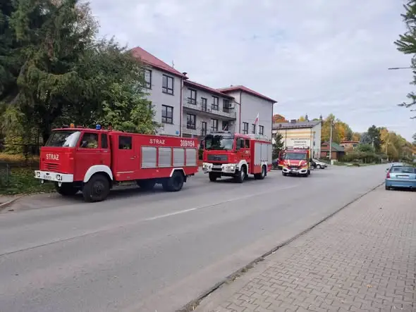 Gminne ćwiczenia pożarnicze w Trzesinach: strażacy sprawdzili zaopatrzenie wodne i uczcili pamięć poległych