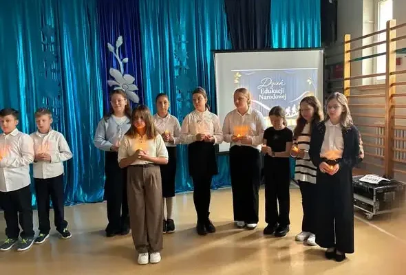 Dzień Edukacji Narodowej i Dzień Papieski w szkole w Zamościu – akademia „Nauczyciel – człowiek, który zapala światło”