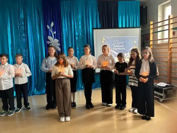 Dzień Edukacji Narodowej i Dzień Papieski w szkole w Zamościu – akademia „Nauczyciel – człowiek, który zapala światło”
