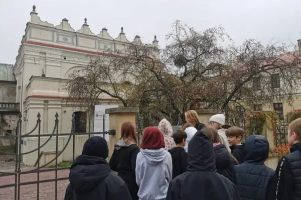 Klasa 5a odkrywa żydowskie dziedzictwo Zamościa – spacer edukacyjny po Starym Mieście