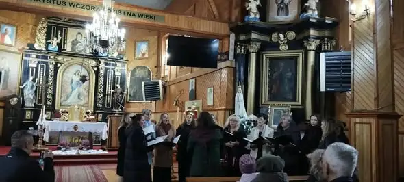 Chór z Gminnego Centrum Kultury w Płonce – muzyczna chwila w parafii