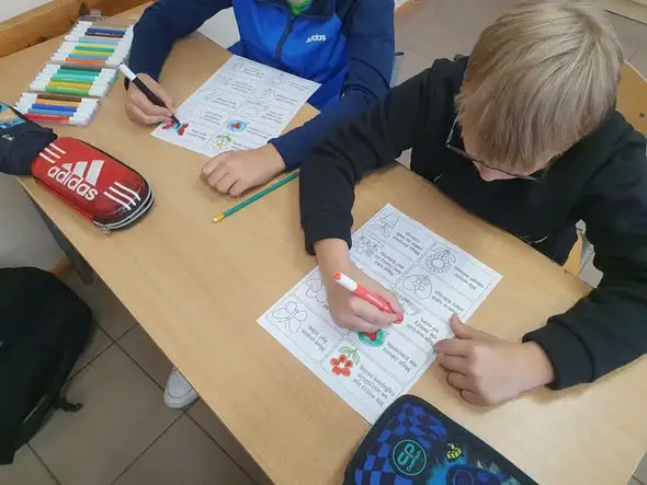 Warsztaty z pedagogiem w klasie czwartej: bezpieczeństwo i relacje rówieśnicze
