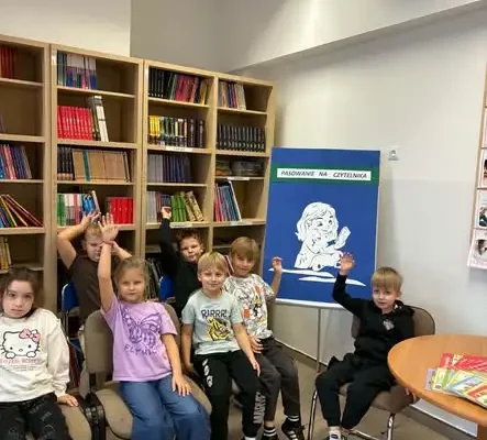 Pierwszaki zostały czytelnikami – pasowanie w bibliotece szkolnej