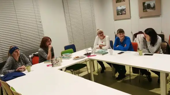 Dyskusyjny Klub Książki spotkał się w bibliotece, by rozmawiać o „Sybiraczce”
