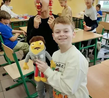 Klasa 3c ze Szkoły Podstawowej nr 3 w Zamościu tworzyła owocowe szaszłyki