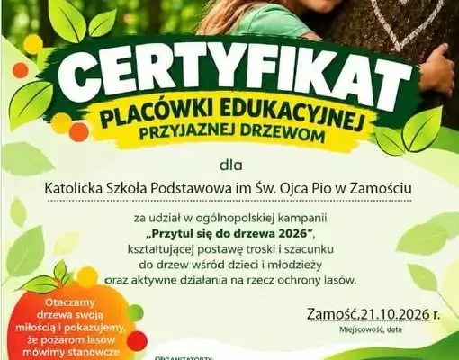 Uczniowie z Zamościa przytulili się do drzew, by chronić lasy