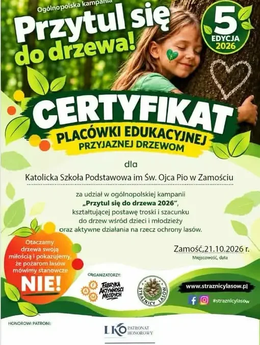 Uczniowie z Zamościa przytulili się do drzew, by chronić lasy