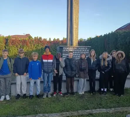 Uczniowie klasy 7b porządkowali Cmentarz Jeńców Radzieckich w Zamościu