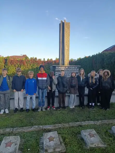 Uczniowie klasy 7b porządkowali Cmentarz Jeńców Radzieckich w Zamościu