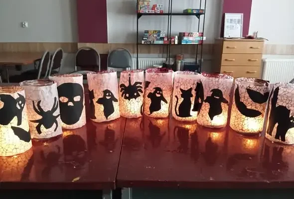 Halloweenowe lampiony i słodkie nietoperze – podsumowanie zajęć plastycznych w Starym Zamościu
