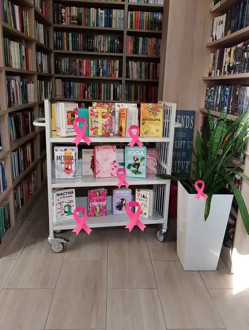 Różowy Październik w bibliotece: książki, które przypominają o profilaktyce raka piersi